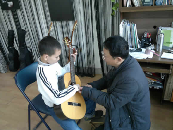 谢乾隆来到教室教授吉他大师课