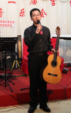 2012年应邀赴盘锦市新年吉他音乐会演出